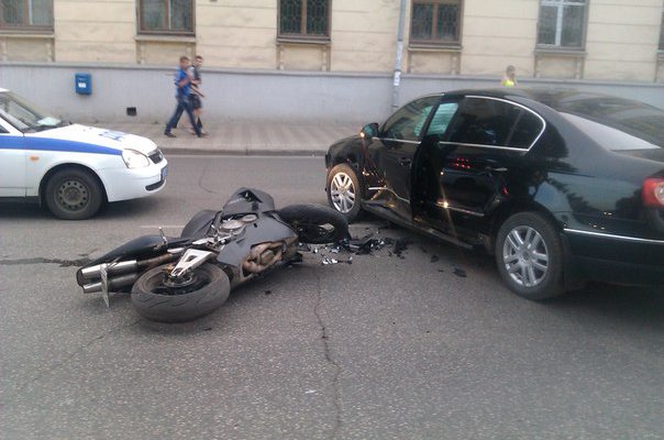 ДТП на Карла Маркса: мотоциклист на скорости врезался в «Фольксваген» 