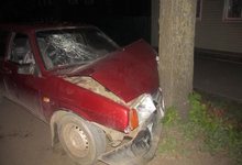 В Слободском водитель врезался в дерево. Пострадал пассажир автомобиля