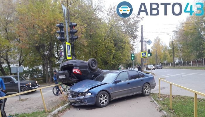 В Кирове на перекрестке Пугачева и Некрасова произошло жесткое ДТП