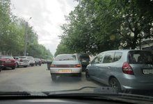 Паркуюсь как хочу: водитель бросил свою машину на дороге с открытой дверью