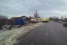 В Котельничском районе фура врезалась в остановку
