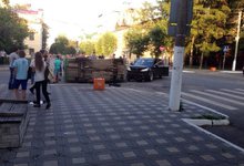 В результате аварии на перекрестке легковушка опрокинулась набок 