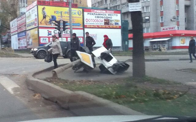 В центре Кирова на Ленина в очередной раз был сбит светофор