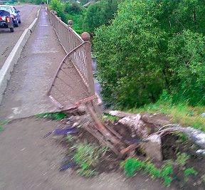 Еще один водитель «улетел» с моста в Яранске