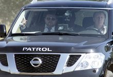 Внедорожники нарушают ПДД. Газоны и бордюры - не проблема?