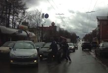 Водители устроили драку прямо на дороге у кинотеатра «Октябрь»