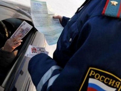 За попытку дать взятку ДПСникам водитель заплатит 60 тысяч рублей 