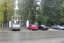 Школьникам приходится идти в школу по проезжей части