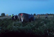 На котельничской трассе «Мерседес» вылетел в кювет и опрокинулся 