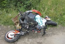 Два подростка на скутере разбились, столкнувшись с «Мицубиси»