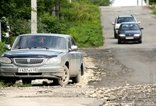 Улица Казанская. Нет денег на ремонт, засыпаем ямы остатками асфальта