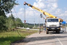 За Новым мостом КамАЗ снес фонарный столб