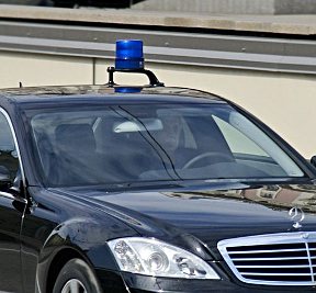 Скандал с «Mercedes-Benz»: КПРФ провоцирует Едро?
