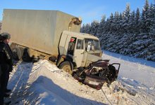 Смертельное столкновение: водитель Приоры врезался в КАМАЗ