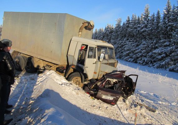 Смертельное столкновение: водитель Приоры врезался в КАМАЗ