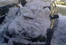 Упавший с крыши снег изуродовал 6 автомобилей