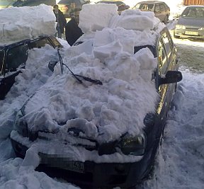 Упавший с крыши снег изуродовал 6 автомобилей