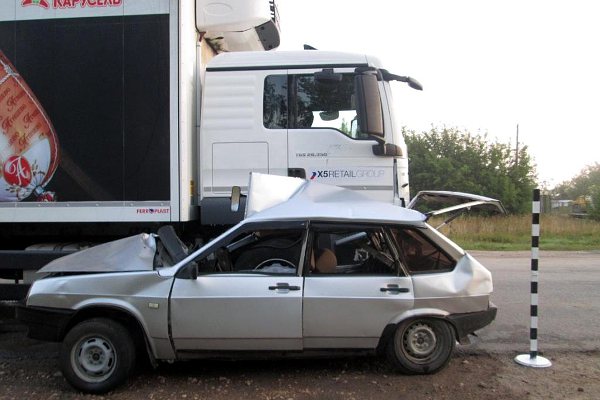В Пижанке водитель девятки врезался в грузовик «Карусель»