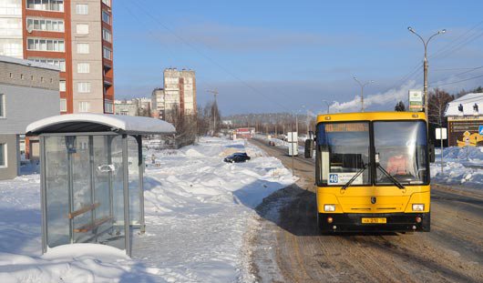 В результате ДТП грузовик въехал в остановочный комплекс в Нововятском районе