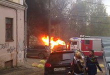 У кинотеатра "Октябрь" загорелся автомобиль