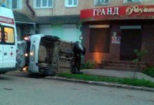 В Вятских Полянах автомобиль перевернулся на тротуаре 