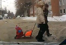 Ребенок выпал из санок на дорогу