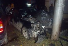 На проспекте Строителей «Мицубиси» врезался в «Форд» и в опору ЛЭП