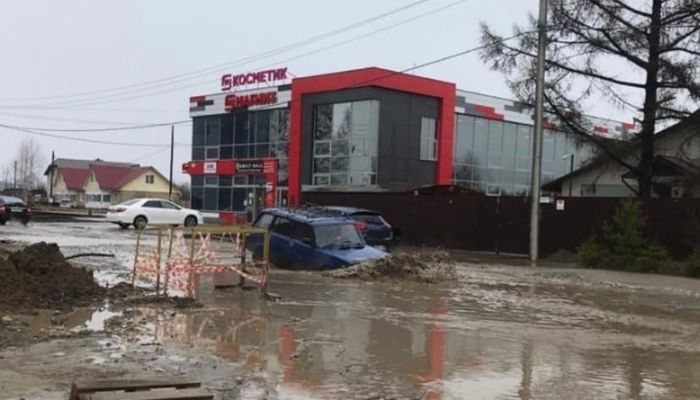 Глубина Торфяной: в Кирове готовятся к ремонту дороги с 44-сантиметровой ямой