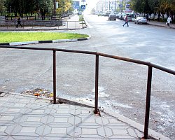 Пешеходам закрыли проход по улице Карла Маркса