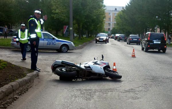 Пьяный мотоциклист попал под колёса «Нивы»
