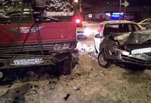 На Милицейской «Лада Гранта» врезалась в эвакуатор