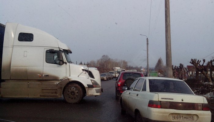 Большегруз перекрыл движение транспорту в Нововятском районе