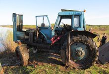 Молодой водитель съехал в реку на тракторе и утонул 