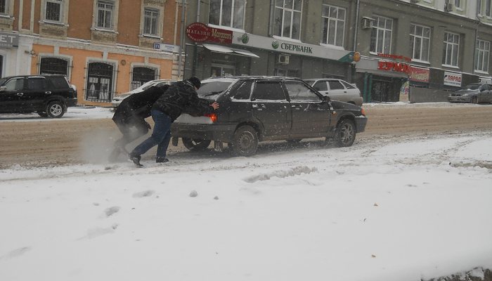Администрация Кирова просит не мешать очистке улиц от снега