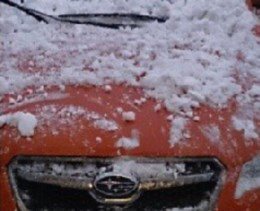 Машина горожанки сильно пострадала от упавшей глыбы снега