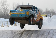 Гонка, соперничество, разбитые мотоциклы и автомобили...