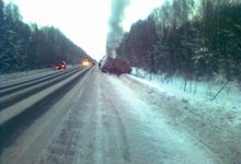 В Кировской области на трассе загорелся грузовик с газовыми баллонами