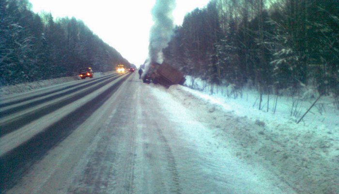 В Кировской области на трассе загорелся грузовик с газовыми баллонами
