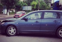 Автоледи на «Мазде» устроила аварию, разворачиваясь на перекрестке