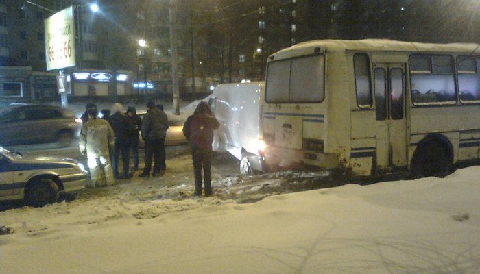 На Воровского столкнулись три машины и автобус