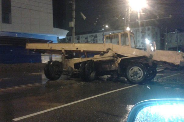 Автопогрузчик создал пробку на Воровского, перекрыв часть дороги