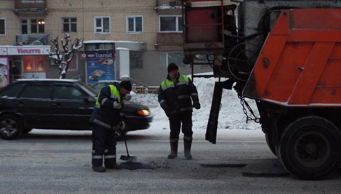 В Кирове начался зимний ямочный ремонт дорог