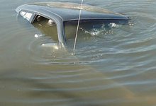 Автомобиль упал в реку с парома. Один из пассажиров утонул