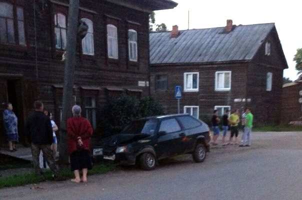 В Котельниче «восьмерка» врезалась в столб: водитель сбежал с места аварии