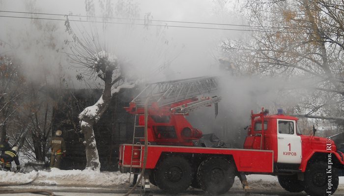В Кирове на улице Профсоюзной сгорел нежилой дом