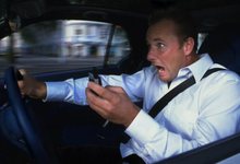 За разговор по телефону за рулем перестают наказывать