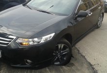 У здания администрации Кирова «Тойота» провалилась в яму