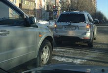 На Милицейской из-за наледи столкнулись две иномарки