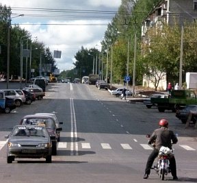 Улица Некрасова: автомобили на обочине не ставить!