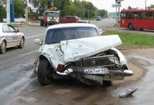 У инфекционной больницы столкнулись «Волга» и «Мерседес»